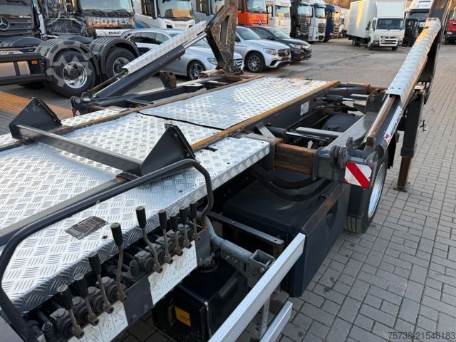 Transporter mit Kipper FUSO Canter 7C18 Absetzkipper VERBREITERBAR/Klima