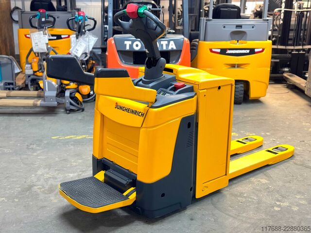 No pallet truck driver Jungheinrich ERE 225 - Service Neu - Batterie 80% + Garantie