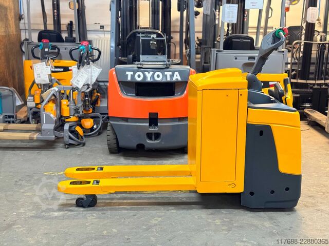 No pallet truck driver Jungheinrich ERE 225 - Service Neu - Batterie 80% + Garantie