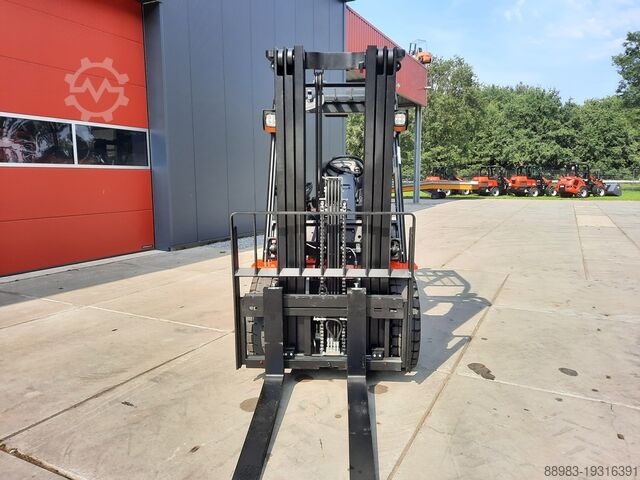 Electric 4-wheel forklift EP EFL353 P + Fingertip