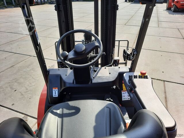 Electric 4-wheel forklift EP EFL353 P + Fingertip