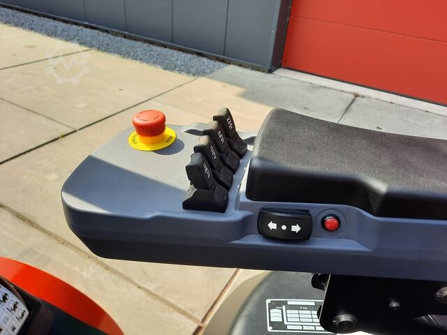 Electric 4-wheel forklift EP EFL353 P + Fingertip