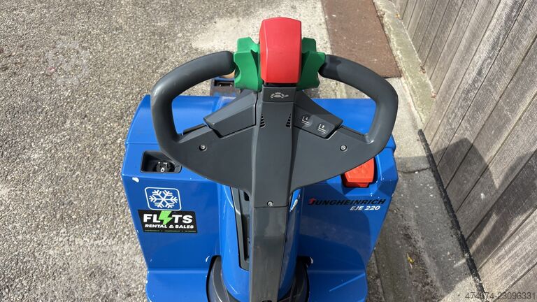 Manual pallet jack Jungheinrich EJE 220