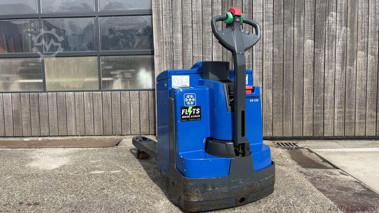 Manual pallet jack Jungheinrich EJE 220