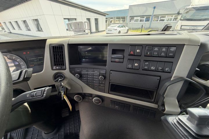 Roll-off tipper truck Volvo FM-500 8x2 Hiab / Swiss-Vehicle