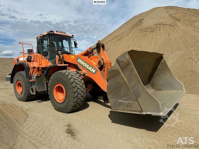 Wheel loader Doosan DL 450-3 wheel loader w/ bucket and scale. WATCH V