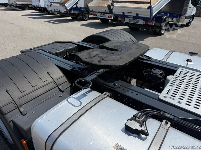 Standard tractor unit Iveco s-way 490