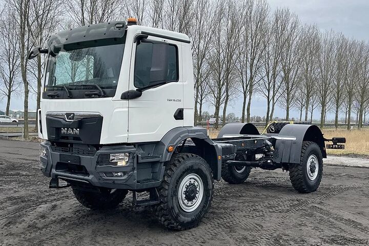 Chassis with cab MAN TGM 18.250 BB CH Chassis Cabin (15 units)