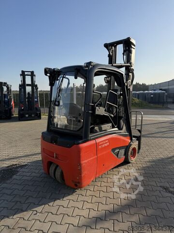 Electric 3-wheel forklift Linde E16L-02