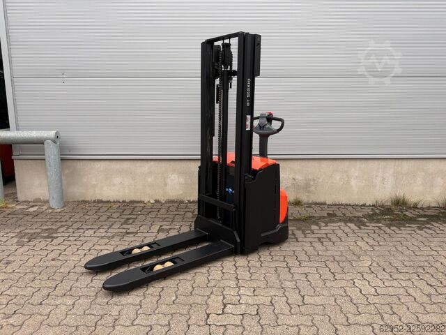 Hochhubwagen Toyota SWE 120 / Akku neu!