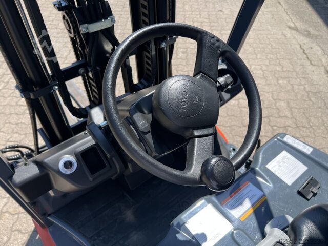 Electric 3-wheel forklift Toyota 8 FBE 15 T