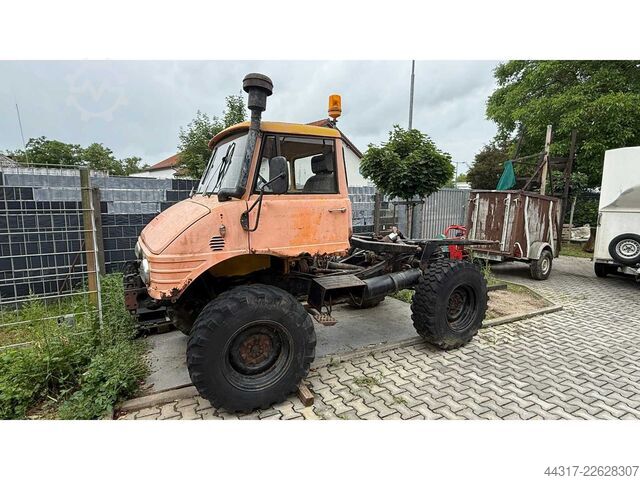 Oldtimer-Lkw defekt als Ersatzeillager Daimler Benz Unimog 403A