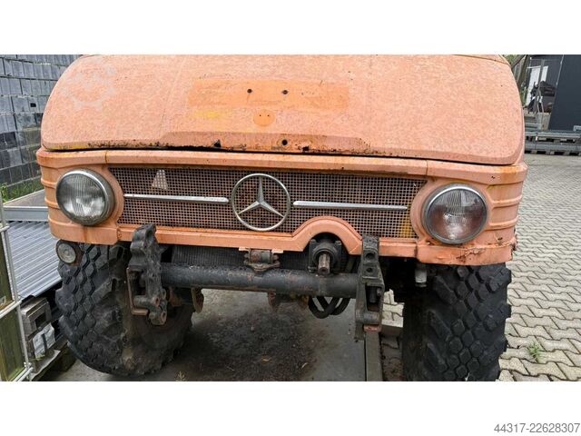 Oldtimer-Lkw defekt als Ersatzeillager Daimler Benz Unimog 403A