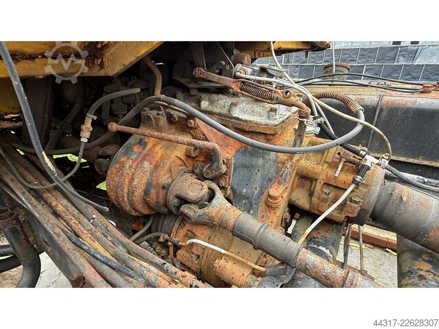 Oldtimer-Lkw defekt als Ersatzeillager Daimler Benz Unimog 403A