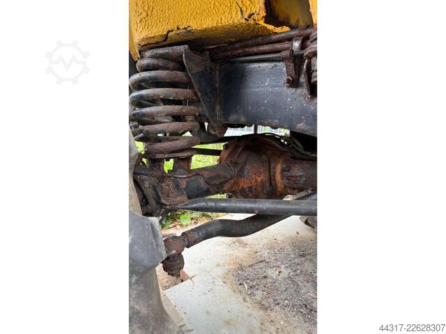 Oldtimer-Lkw defekt als Ersatzeillager Daimler Benz Unimog 403A