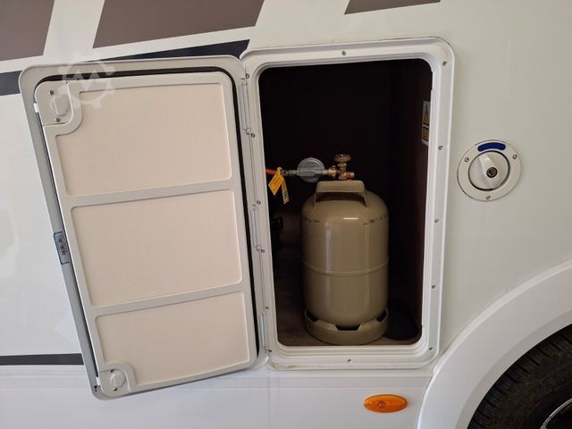 Semi-integrated camper CARADO T 135 pro+ / Hubbett / TV Paket