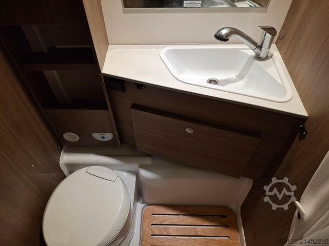 Semi-integrated camper CARADO T 338s Automatik / 5Sitz und Schlafplätze /..