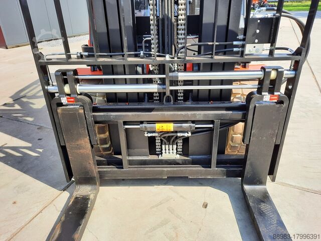 Electric 4-wheel forklift EP CPD50L1 + Joystick