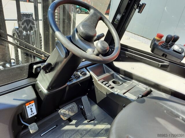 Electric 4-wheel forklift EP CPD50L1 + Joystick
