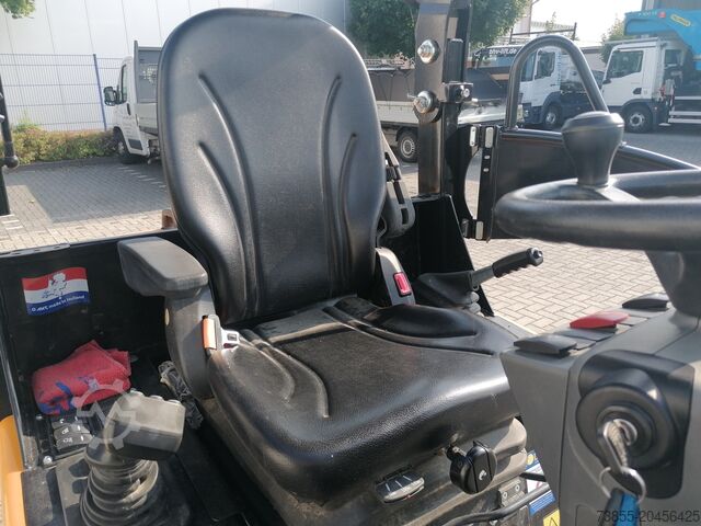 Radlader GIANT G2700 X-tra HD with loader bucket and palletfork