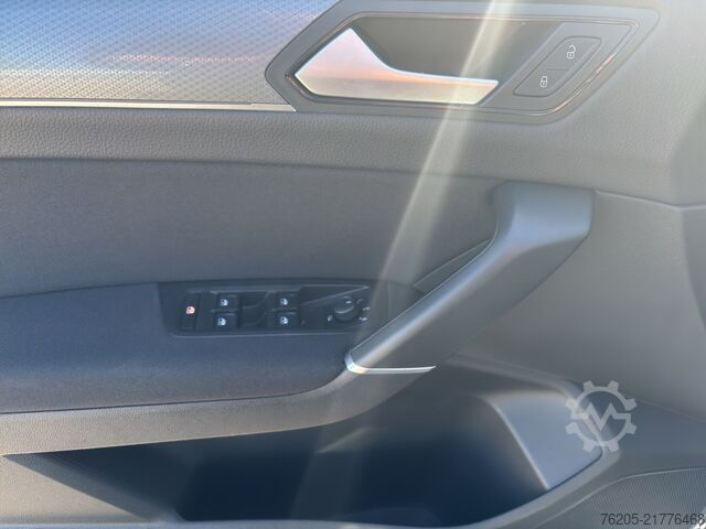 Kleinbus VW Touran 1.5 TSI Active *DSG*7-Sitzer*Navi*ACC*SHZ