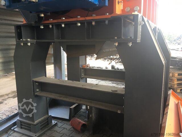Twin-shaft shredder of the Shredder type.  