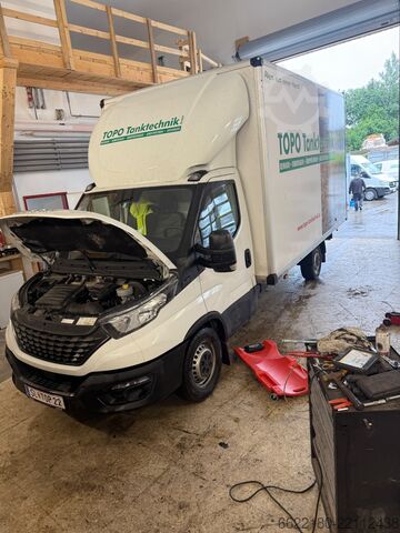 Transporter with box body Iveco Humbaur
