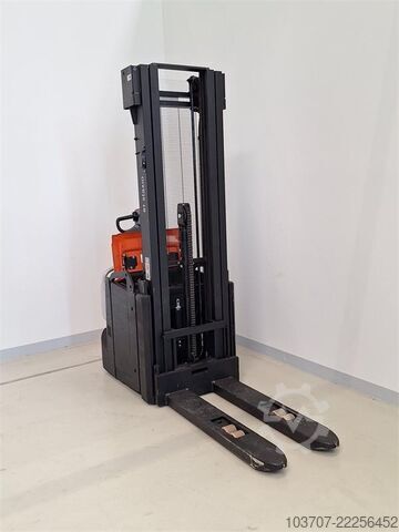 Stacker Toyota SPE160L