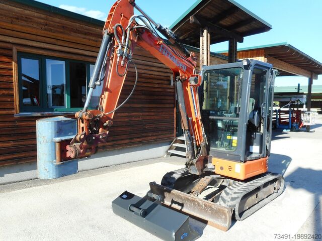Mini excavator Hitachi ZX26U mit POWERTILT