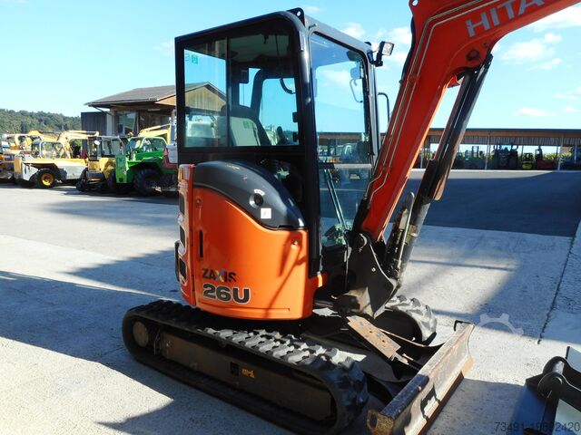Mini excavator Hitachi ZX26U mit POWERTILT