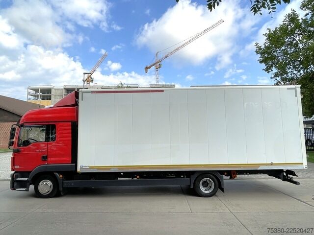 Transporter mit Koffer man TGL 8.220 Möbelkoffer
