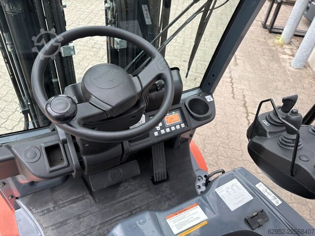 Elektro 4 Rad-Stapler Toyota 8 FBMKT 20/ Akku 99%