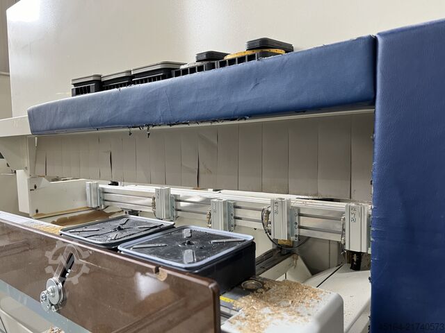 CNC machining center SCM morbidelli M 400