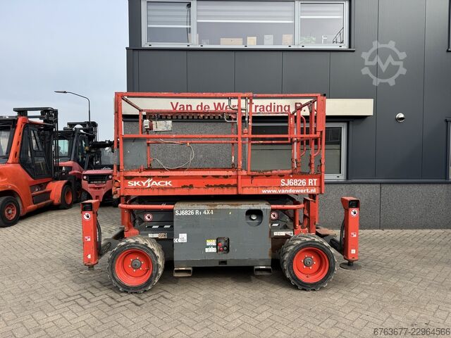 Skyjack SJ 6826RT Scherenarbeitsbühne 10 m / Schere / Arbeitsbühne Baujahr 2018 4x4 Kubota Diesel SKYJACK SJ 6826RT Schaarhoogwerker 10 M / Scissor / Arbeit