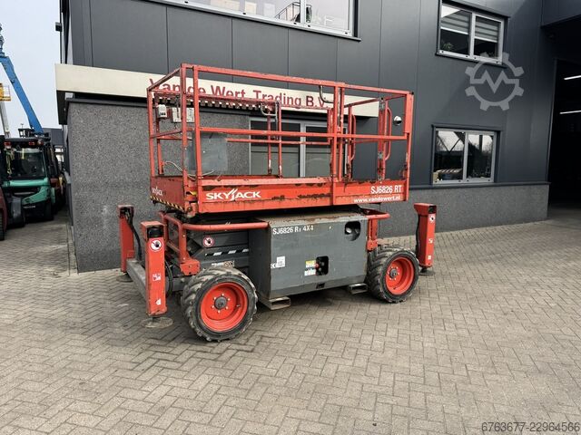 Skyjack SJ 6826RT Scherenarbeitsbühne 10 m / Schere / Arbeitsbühne Baujahr 2018 4x4 Kubota Diesel SKYJACK SJ 6826RT Schaarhoogwerker 10 M / Scissor / Arbeit