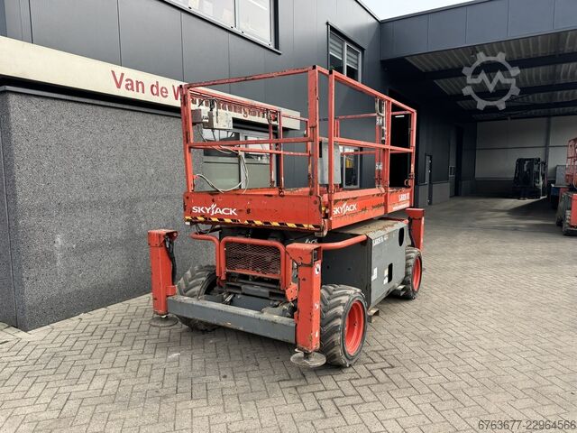 Skyjack SJ 6826RT Scherenarbeitsbühne 10 m / Schere / Arbeitsbühne Baujahr 2018 4x4 Kubota Diesel SKYJACK SJ 6826RT Schaarhoogwerker 10 M / Scissor / Arbeit