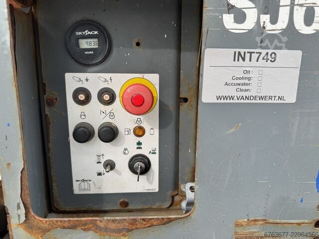 Skyjack SJ 6826RT Scherenarbeitsbühne 10 m / Schere / Arbeitsbühne Baujahr 2018 4x4 Kubota Diesel SKYJACK SJ 6826RT Schaarhoogwerker 10 M / Scissor / Arbeit