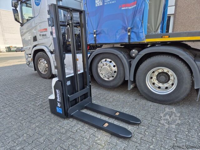 High Lift stacker Bobcat LSM12N