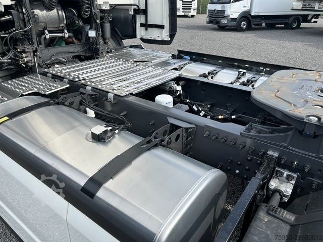 Standard tractor unit Volvo FH 500 Aero Euro 6 Globe XL Leder Mikrowelle
