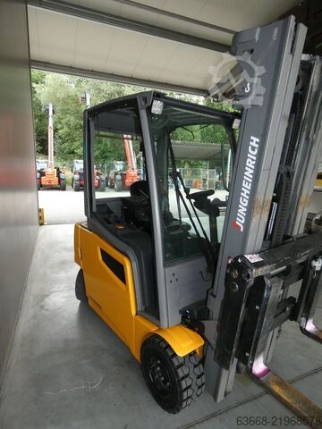 Electric 4-wheel forklift Jungheinrich EFG 320