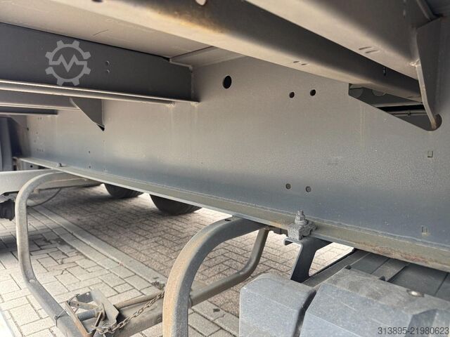 Curtain sided Krone SD, Lift-Axle