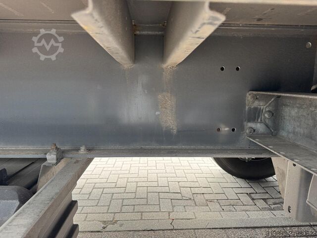 Curtain sided Krone SD, Lift-Axle