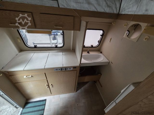Caravan KIP Kompakt KK 400 EK Wohnwagen Hubdach Küche