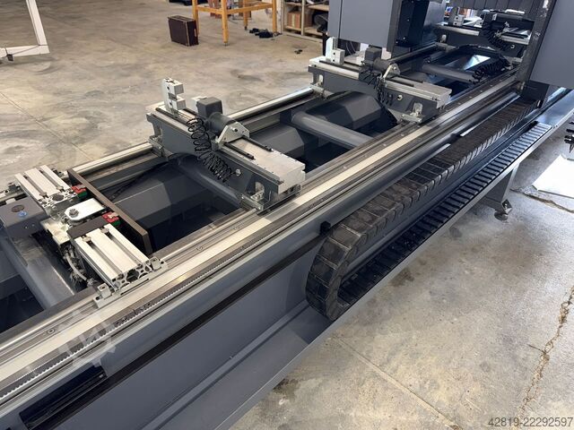 4-axis CNC machining center Tekna TKE 944-7