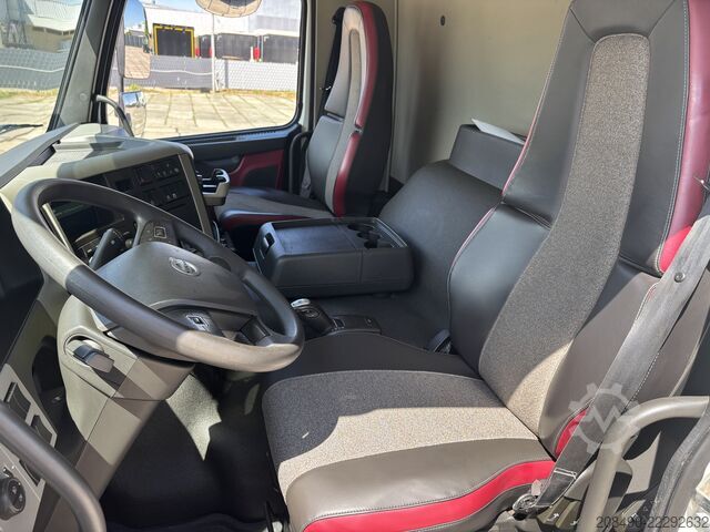 Truck with beverage box body and 2.0 t tail lift Volvo FM 330