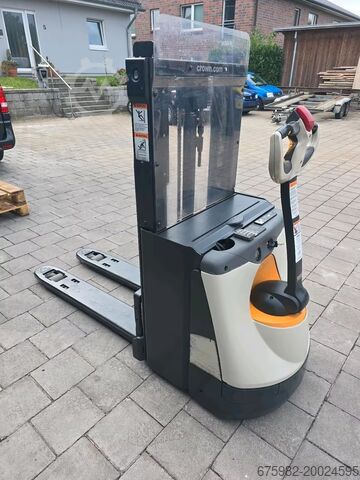 High-lift pallet truck / Initial lift / Double-deck stacker Crown Crown 2,0 t WP- D