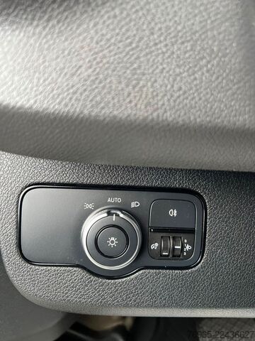 High top van MERCEDES-BENZ Sprinter 215 9G-TR HOCH+LANG KLIMA 3-SITZ KAMERA