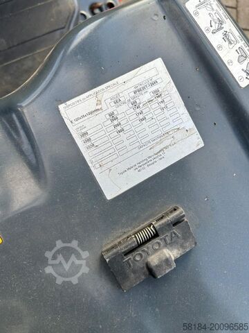 Electric 3-wheel forklift Toyota 8FBE20T