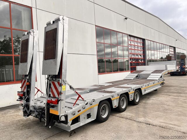 Low loader semitrailer Möslein ST 3  3 Achs Satteltieflader neu