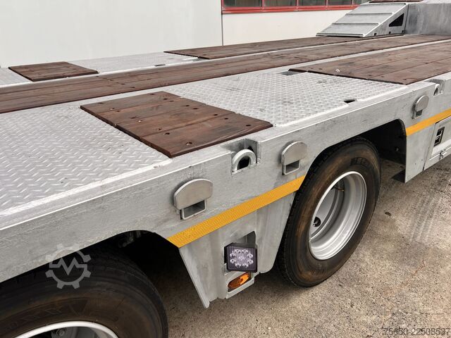 Low loader semitrailer Möslein ST 3  3 Achs Satteltieflader neu